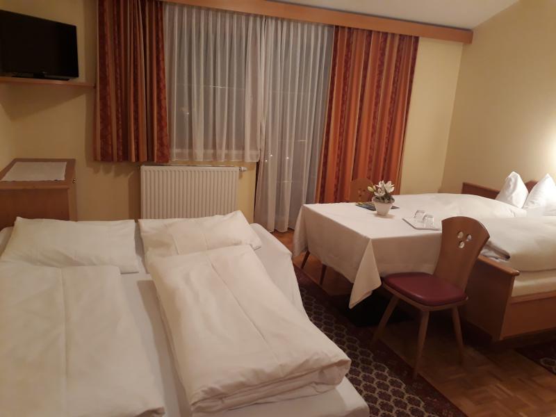Familienzimmer Panorama mit Ausziehcouch.jpg